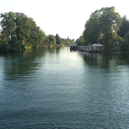 Bright Central Riverside *